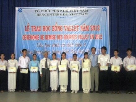 GS. Thanh Vân và các em học sinh được trao học bổng.