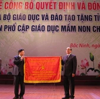 Phó Thủ tướng Nguyễn Thiện Nhân trao cờ đạt chuẩn PCGDMN cho lãnh đạo tỉnh Bắc Ninh.