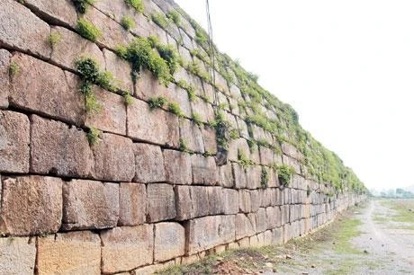 Trải qua hơn 600 năm, những bức tường thành vẫn đứng sừng sững thách thức với thời gian.