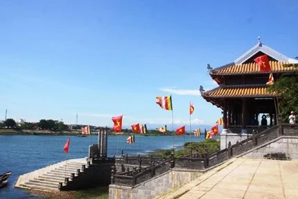 Đưa vào sử dụng bến thả hoa bờ bắc sông Thạch Hãn, thị xã Quảng Trị