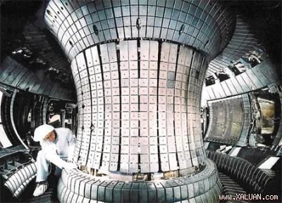 Buồng plasma của lò phản ứng nhiệt hạch tại Viện Max Planck ở Garching. Ảnh: Spiegel.