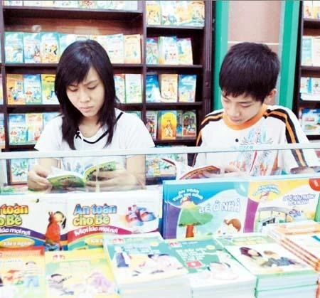 Các em thiếu nhi chọn mua sách tại cửa hàng Tổng công ty phát hành sách Việt Nam. Ảnh: TRẦN HẢI