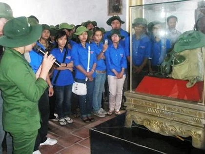 Ðoàn viên, thanh niên thành phố Ðà Nẵng thăm Bảo tàng Thành cổ Quảng Trị. Ảnh: VĂN HIỆP