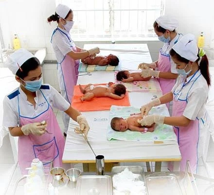 Chăm sóc trẻ sơ sinh ở Bệnh viện Ða khoa Bạc Liêu.  