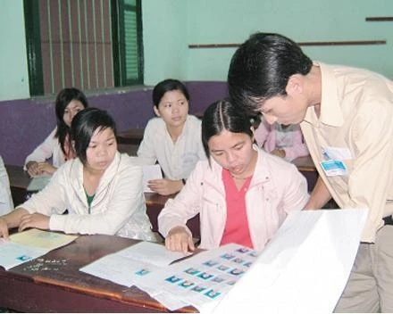 Ðối chiếu ảnh với chứng minh nhân dân, phiếu báo thi trước giờ thi tại điểm thi Trường Lê Quý Ðôn.
