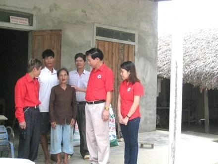 Bà Nguyễn Thị Sen xúc động trước ngôi nhà mới.