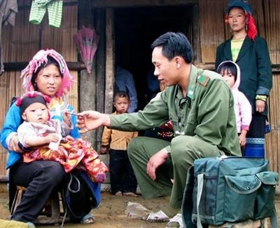 Bộ đội Biên phòng tỉnh Sơn La khám, chữa bệnh miễn phí cho bà con dân tộc thiểu số trong tỉnh.             Ảnh: QUANG HU