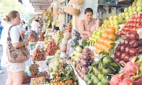 Chợ Bến Thành, nơi tập trung đủ các loại sản vật, hàng hóa trong nước và nước ngoài, thu hút đông đảo khách du lịch đến 