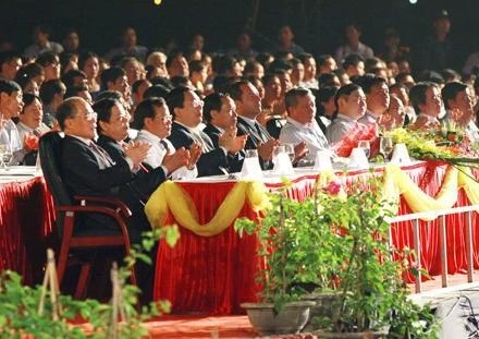 Chủ tịch QH Nguyễn Sinh Hùng và các đại biểu dự lễ. 