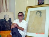 Ông Nguyễn Kim Sơn bên hai tác phẩm của họa sĩ Nguyễn Sáng.