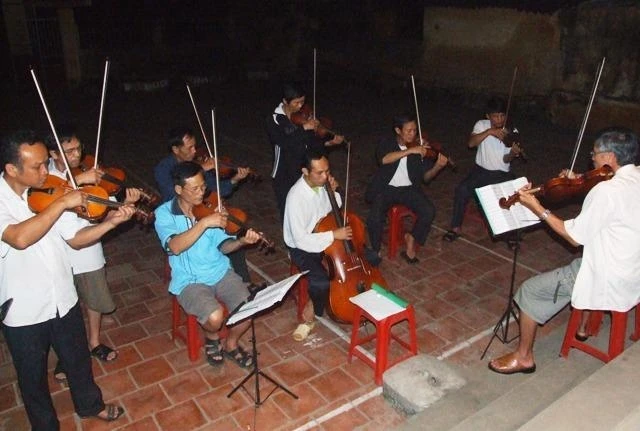 Một buổi tập đàn của ban nhạc làng Then- Ảnh THƯỜNG MINH