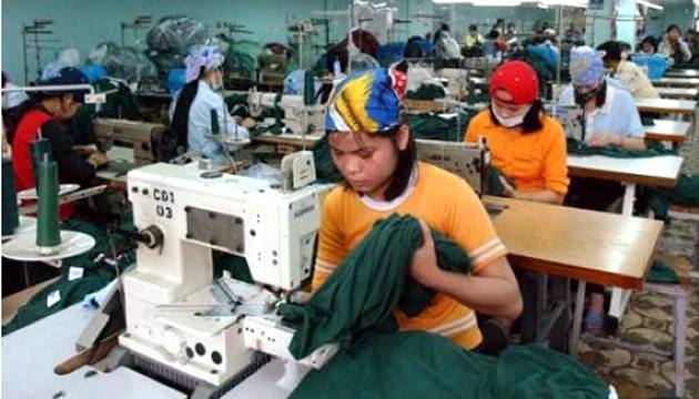 May quần áo xuất khẩu ở Công ty Dệt may Hoàng Thị Loan (Nghệ An).   