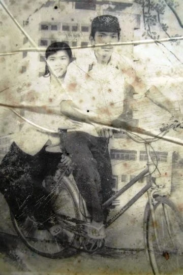 Vợ chồng Trần Văn Phương trước ngày anh ra đảo làm nhiệm vụ.