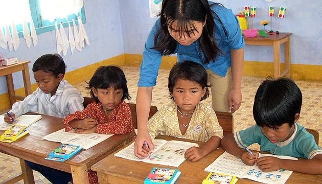 Dạy tiếng Việt cho trẻ em là người Raglai rất khó khăn.