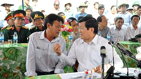 Chủ tịch nước nói chuyện với một ngư dân Lý Sơn kiên cường bám biển. (Ảnh: Internet)