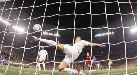 Pha phá bóng “nhạy cảm” của Terry trong trận đấu giữa Ukraine và Anh tại EURO 2012. Ảnh: TL