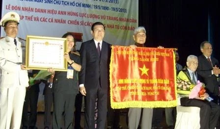 Chủ tịch nước Trương Tấn Sang trao tặng Danh hiệu Anh hùng LLVTND cho chiến sĩ cách mạng nhà tù Côn Đảo