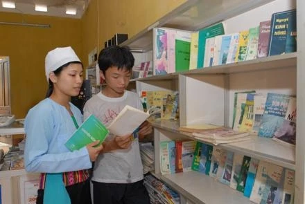 Người dân tìm đọc sách tại điểm Bưu điện - Văn hóa xã Dũng Phong (Hòa Bình). Ảnh: QUANG MINH