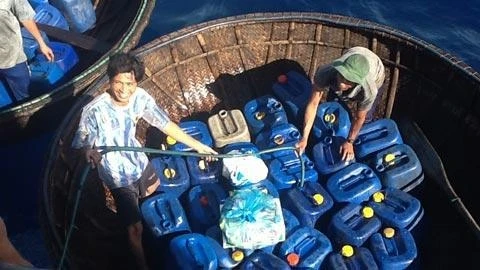 Ngư dân đánh cá trên quần đảo Trường Sa nhờ tàu hải quân tiếp tế nước ngọt.