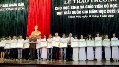 Lãnh đạo tỉnh Thanh Hóa trao thưởng cho các học sinh đạt giải quốc gia năm học 2012-2013