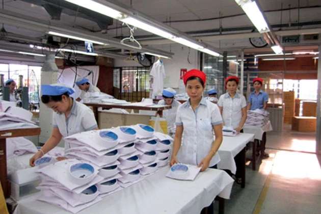 Đóng gói sản phẩm áo sơ-mi xuất khẩu tại Công ty may Bình Minh.