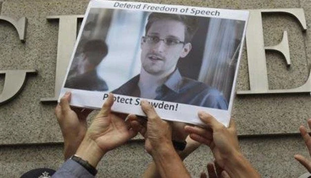 Những người ủng hộ giơ cao một tấm ảnh của Edward Snowden trong một cuộc biểu tình bên ngoài Lãnh sự quán Mỹ tại Hồng Công, ngày 13-6-2013. (Ảnh: Reuters)