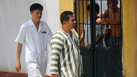 Sáng 15-6, ông Cù Huy Hà Vũ đến trạm xá trong trại giam cùng một vị bác sĩ. (Ảnh: vnexpress.net)