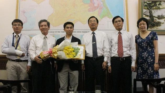 Đồng chí Trần Thắng nhận bằng khen từ lãnh đạo TP Đà Nẵng.