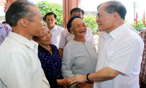 Chủ tịch QH Nguyễn Sinh Hùng tiếp xúc cử tri TP Hà Tĩnh.