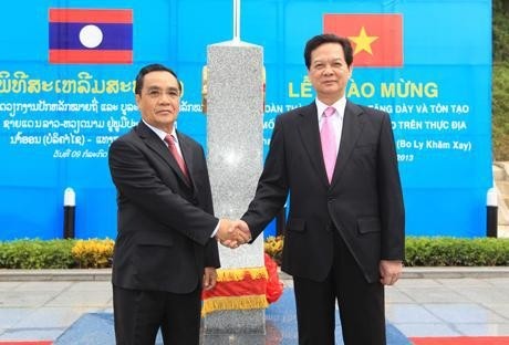 Thủ tướng Nguyễn Tấn Dũng và Thủ tướng Thoong-xỉnh Thăm-ma-vông tại Lễ khánh thành cột mốc đại số 460.    Ảnh: ÐỨC TÁM (TTXVN)