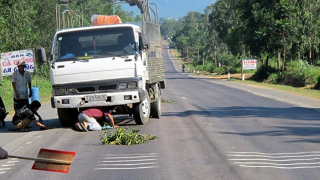 Hiện tượng hằn lún mặt đường xuất hiện tại nhiều đoạn trên quốc lộ 1, nhưng nặng nhất là ở khu vực miền trung.
