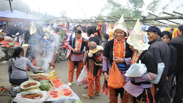 Chợ phiên ở xã Xi Lở Lầu, huyên Phong Thổ là nơi tụ họp giao lưu văn hóa của đồng bào các dân tộc thiểu số.