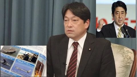 Bộ trưởng Quốc phòng Nhật Bản Onoder và cuốn Sách Trắng Quốc phòng 2013 (góc trái)