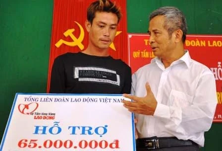 Tổng Liên đoàn lao động Việt Nam trao tiền hỗ trợ cho ngư dân bị nạn ở vùng biển Hoàng Sa.