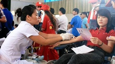 Đoàn viên thanh niên Quảng Bình tham gia hiến máu nhân đạo