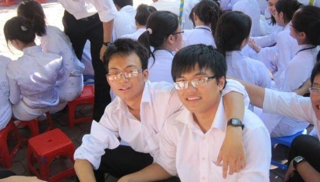 Nguyễn Thành Trung (bên trái) cùng bạn của mình.