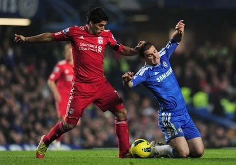 L. Suarez (áo đỏ) sẽ gây khốn đốn cho hàng phòng ngự Chelsea ?