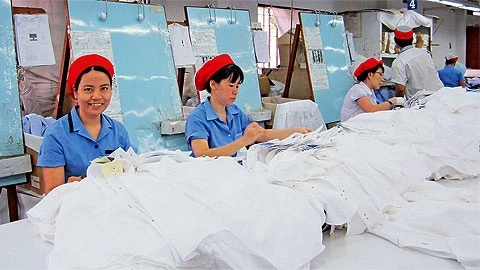 Kiểm tra sản phẩm áo sơ-mi xuất khẩu sang thị trường Nhật Bản trước khi đóng gói.