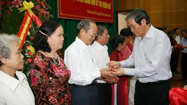Đồng chí Đinh Thế Huynh trao Kỷ niệm chương cho các cán bộ Tuyên huấn Khu ủy Trị Thiên – Huế.