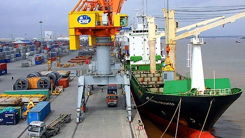 Ðầu tư dàn trải, không đúng với nhu cầu thực tế nên hệ thống cảng biển Việt Nam chưa đủ sức cạnh tranh với các nước trong khu vực. Trong ảnh: Bốc xếp hàng tại Xí nghiệp xếp dỡ Tân Cảng - Cảng Hải Phòn