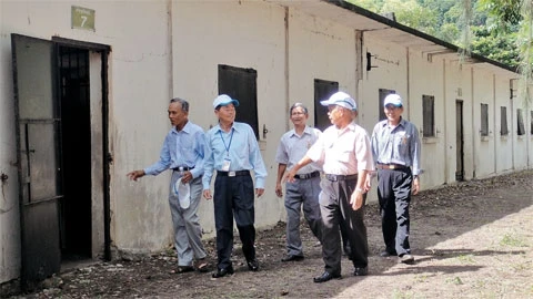 Các cựu tù đi thăm lại trại 6 khu B.