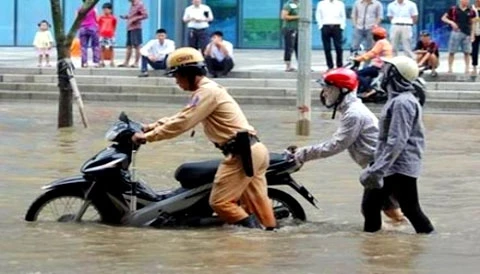 Chiến sĩ CSGT Hà Nội giúp dân trong đợt bão vừa qua.