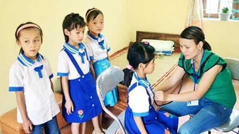 Vẫn thiếu cán bộ y tế trường học. (Ảnh: baoquangninh.com.vn)