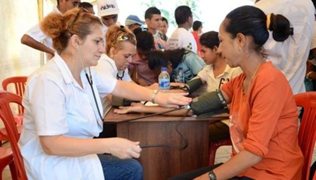 Các bác sĩ Cuba đang khám bệnh tình nguyện tại Dili, Thủ đô Đông Timor. (Ảnh: WHO)