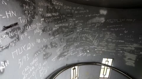 Bức tường ở di tích cột cờ Lũng Cú, Đồng Văn, Hà Giang bị viết vẽ bậy.