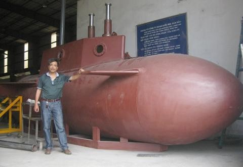 Ông Hòa bên tác phẩm tàu ngầm mini của mình.