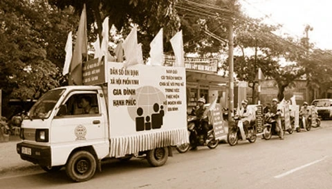 Diễu hành cổ động thực hiện chính sách dân số, kế hoạch hóa gia đình ở quận Thủ Ðức (TP Hồ Chí Minh).