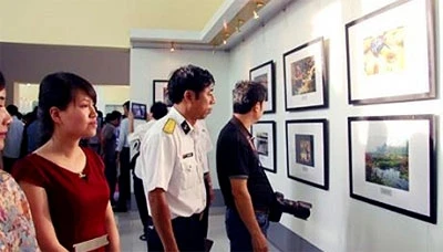 Khách tham quan triển lãm ảnh toàn quốc chủ đề "Khám phá văn minh sông Hồng" tại TP Hải Phòng. Ảnh: QUANG DŨNG