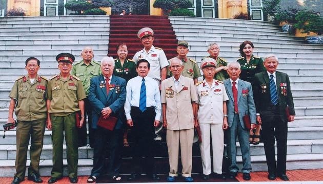 Nguyên Chủ tịch nước Nguyễn Minh Triết (thứ 4, hàng đầu từ trái sang) cùng cựu chiến binh Trung đoàn 803 Liên khu 5. (đ/c Nguyễn Văn Lập đứng thứ 3, hàng đầu từ trái sang).
