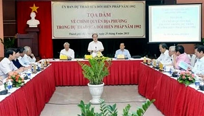 Chủ tịch QH Nguyễn Sinh Hùng phát biểu ý kiến khai mạc buổi tọa đàm. Ảnh: NHAN SÁNG (TTXVN)